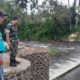 Kesiagaan TNI AD Patroli Banjir dan Cek Debit Air di Sungai Desa Kedungwungu