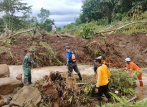 Longsor di Dusun Balekambang