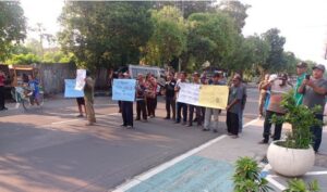 Massa Aliansi Masyarakat Sadar Pemilu Grudug Kantor KPU dan Polres Jombang