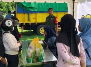 Pjs Danramil Giri Pastikan Kelancaran Operasi Pasar Murah di Lapangan Kecamatan Giri