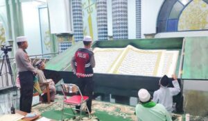 Polisi di Banyuwangi Melakukan Tadarus Al-Quran di Masjid Agung Baiturrahman