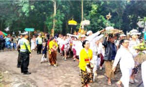 Polres Lumajang Kerahkan Puluhan Personel Amankan Upacara Melasti di Pantai Watu Pecak