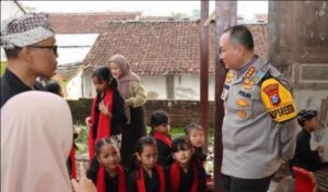 Polresta Banyuwangi Bagikan Buku di Kampung Dolanan Kemiren Banyuwangi