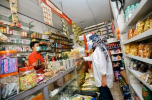 Sejumlah Warung di Banyuwangi Mulai Jual Sembako dalam Kemasan Daur Ulang