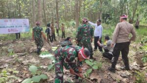 TNI Turut Berpartisipasi dalam Penghijauan Alam di Hutan Karetan
