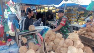 Babinsa Koramil 03 Berastagi Patroli dan Komsos, Sembari Cek Sembako di Pasar Berastagi