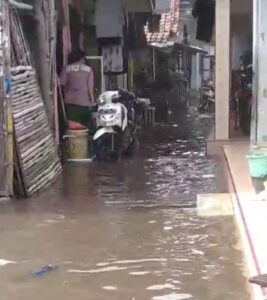 Gelombang Tinggi di Pantai Muncar, Puluhan Rumah Tergenang