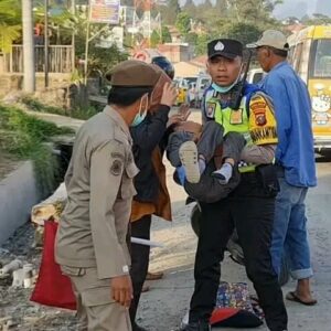 Petugas Ops Ketupat 2024 Tanah Karo, Berikan Pertolongan Pertama Korban Kecelakaan