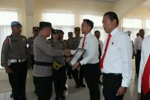 Kapolres Tanah Karo Berikan Penghargaan Kepada Personel Dan Masyarakat