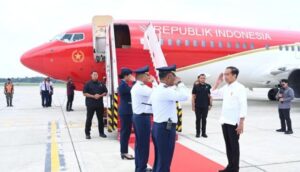 Jokowi Serahkan Sertifikat Tanah Elektronik di Banyuwangi