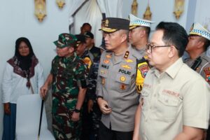 Kapolda Jatim, Irjen Pol Imam Sugianto, bersama Forkopimda Jatim Pantau pos Lebaran di Ngawi