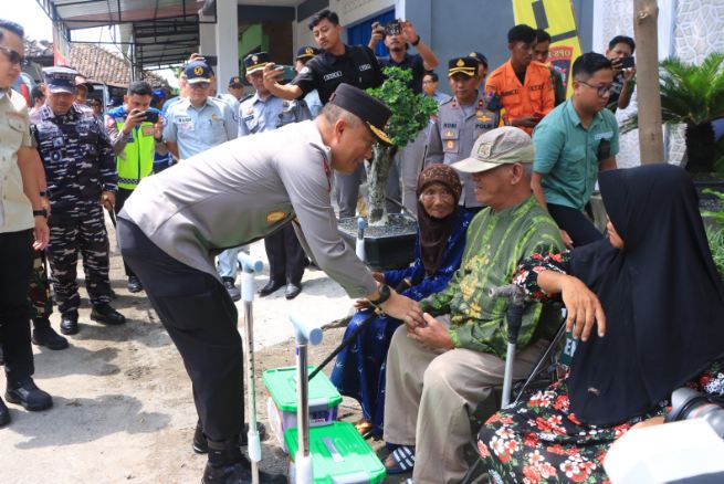 Forpimda Jatim berikan bantuan sosial berupa kruk/tongkat untuk para manula dan bingkisan Lebaran kepada warga