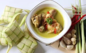 Opor Ayam dengan Ketupat Lebaran