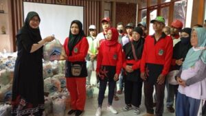 Petugas Kebersihan Banyuwangi Dapat Bingkisan Lebaran dari PT Bumi Suksesindo