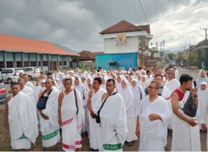Banyuwangi Pilgrims Conduct Hajj Ritual Practices Ahead of Departure