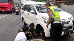 Anggota Satlantas Polres Lumajang Sigap Bantu Pengendara