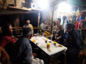 Ngopi Ngrumpi Kamtibmas, Kapolsek Bandar Kedungmulyo Sapa Warga Dusun Klaci