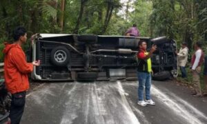 Kendaraan Isuzu Elf Terguling di Jalur Erek-Erek Kawah Ijen Banyuwangi