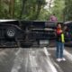 Kendaraan Isuzu Elf Terguling di Jalur Erek-Erek Kawah Ijen Banyuwangi