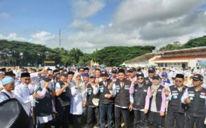 Ribuan Jamaah Haji mengikuti Manasik Haji Di Lapangan GOR Tawangalun