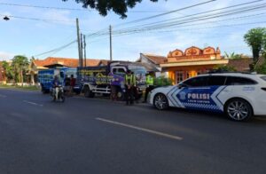Satlantas Polres Lumajang Tindak Truk ODOL Yang Melintas