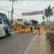 Personil Polsek Tigabinanga Atur Arus Lalin Serta Bantu Pelajar Menyebarang Jalan Raya