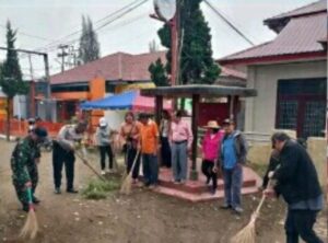 Polsek Berastagi Gelar Jumat Bersih Bersama Warga