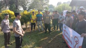Polsek Bandar Kedungmulyo Gelar Bakti Religi Bersihkan Makam Ki Ageng Qore' di Hari Bhayangkara ke-78