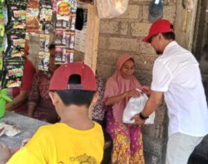 Komunitas Pemerhati Banyuwangi Bagikan Sembako kepada Warga Kurang Mampu di Blimbingsari