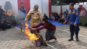 Ibu Rumah Tangga Banyuwangi Dilatih Penanganan Kebakaran dalam Aktivitas di Dapur