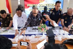 Navy Forces Thwart Smuggling Attempt Over 9,000 Lobster Larvae Seized in Banyuwangi Operation