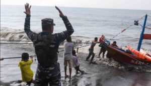 Perahu Nelayan Terbalik di Perairan Pantai Cemara, Berhasil Diselamatkan oleh Prajurit TNI AL