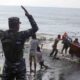 Perahu Nelayan Terbalik di Perairan Pantai Cemara, Berhasil Diselamatkan oleh Prajurit TNI AL