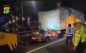 Mobil Porsche Tabrak Truck di Tol, Terseret Hingga 150 Meter