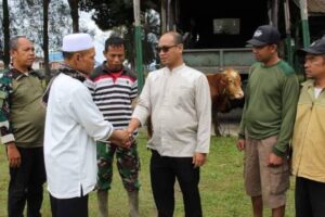 Usai Sholat Idul Adha, Dandim 0205 Tanah Karo Serahkan Hewan Qurban