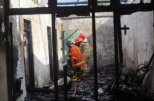 Akibat Puntung Rokok, Kebakaran Hebat Hanguskan Rumah di Genteng Kulon