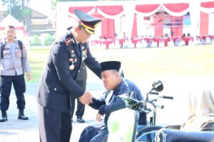Polres Lumajang Berikan Kursi Roda untuk Purnawirawan Polri di HUT Bhayangkara Ke-78