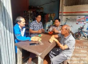 Bhabinkamtibmas Polsek Berastagi, Kunjungi Desa Raya Dengan memberikan pesan Kamtibmas Kepada Warga