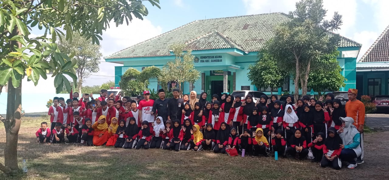 Siswa MIN 3 Banyuwangi Kunjungi KUA Gambiran untuk Edukasi Birokrasi