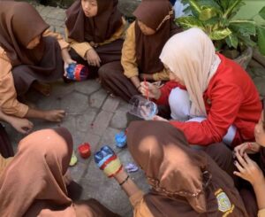 KKN UNTAG Ganyuwangi Sosialisasikan Program Pengelolaan Sampah ke Siswa MTs NU Gombengsari