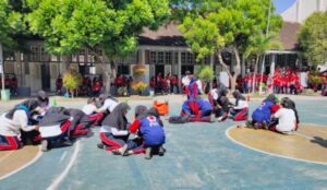 SMP Negeri 1 Jember Menggelar Simulasi Pertolongan Pertama Bencana Kebakaran dalam MPLS
