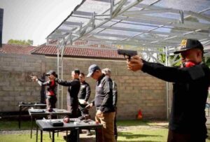 Anggota Polresta Banyuwangi Latihan Menembak Sasaran untuk Tingkatkan Kemampuan