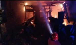 Si jago Merah Ngamuk di Kabanjahe Melahap 5 Rumah Warga