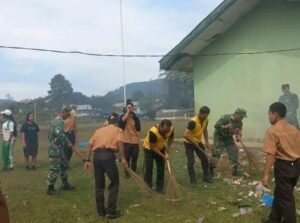 HUT RI ke-79, TNI Polri Malaksanakan Gotong Royong Bersihkan Lingkungan