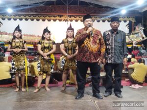 Abah WARSUBI, Bacabup Jombang Hadiri Pagelaran Wayang Kulit dalam Rangka Sedekah Desa Keras