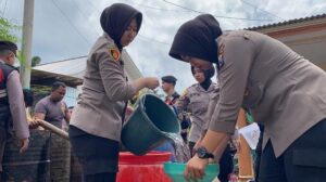 HUT Polwan Ke 76, Polres Lumajang Distribusikan Air Bersih untuk Warga Terdampak Kekeringan