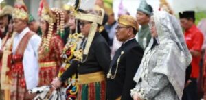 Pemkab Banyuwangi Gelar Upacara HUT ke-79 Kemerdekaan RI, Bupati Kenakan Baju Adat Minang Koto Gadang