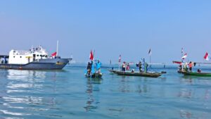 Pengibaran Bendera Merah Putih di Selat Madura oleh Ditpolairud Polda Jatim untuk Peringati HUT RI ke-79