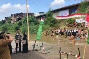 Warga Kampung Aur Peringati HUT RI ke - 79 di Sungai Deli, Medan