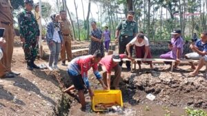 Pemdes Gading Kembar Tebar Ikan Nila Bantuan Dari Dinas Perikanan Malang